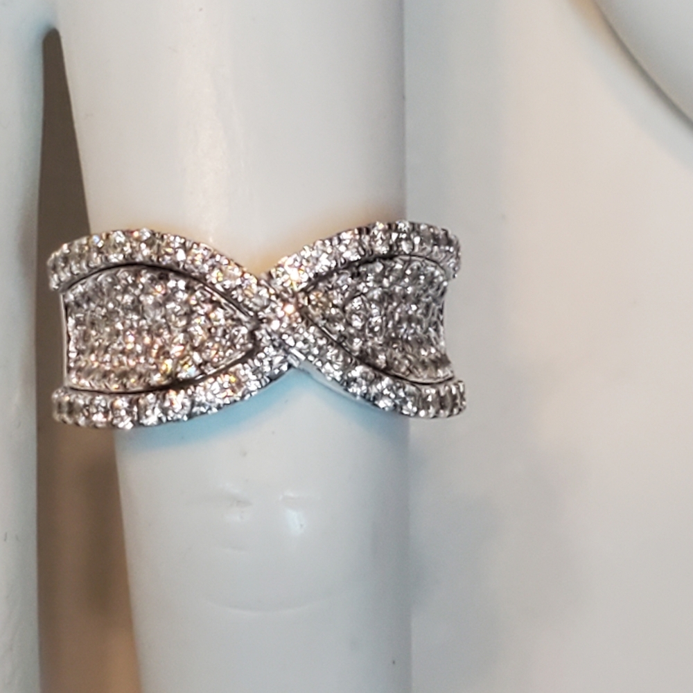 Beautiful design 14K white gold diamond ring